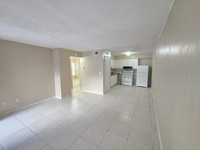 Building Photo - 9415 Goldenrod Rd