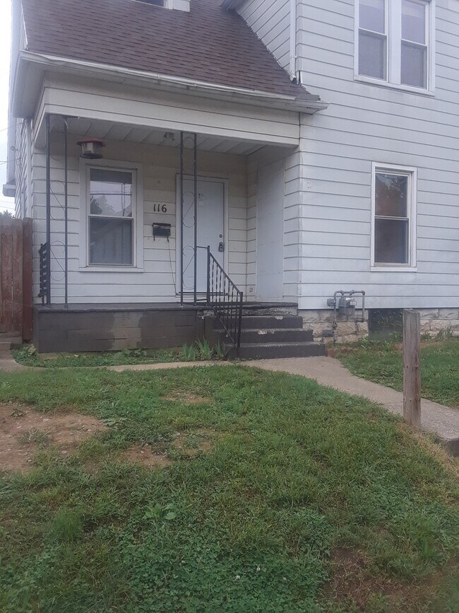 Foto del edificio - Quaint 3 bed 1.5 bath with detached garage close to everything