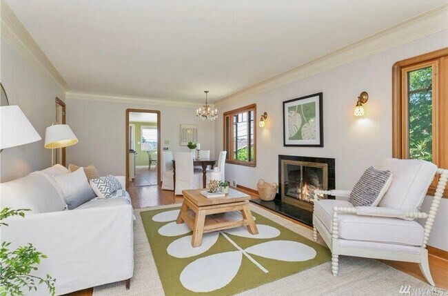 Foto del edificio - Incredible Brick Bungalow - Rare Opportunity