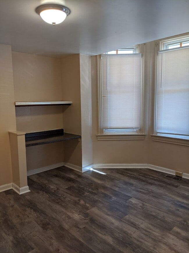 Building Photo - South Oakland renovated apartment