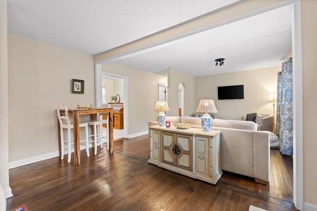 Building Photo - *1/2 OFF FEBRUARY RENT* Charming Cottage l...