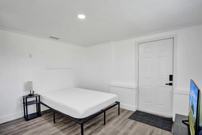 Building Photo - 303 NE Solida Cir