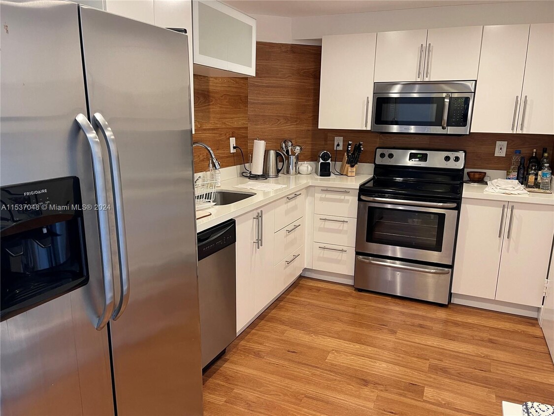 Primary Photo - 500 Bayview Dr