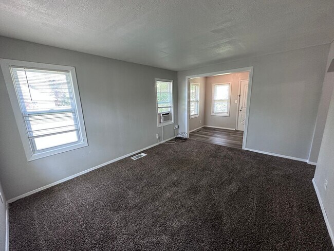 Building Photo - 2902 E Shadybrook Ln