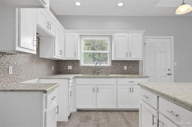 Building Photo - 2104 Redbud Ln