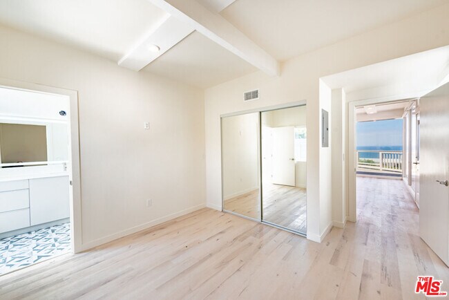 Foto del edificio - 7273 Birdview Ave