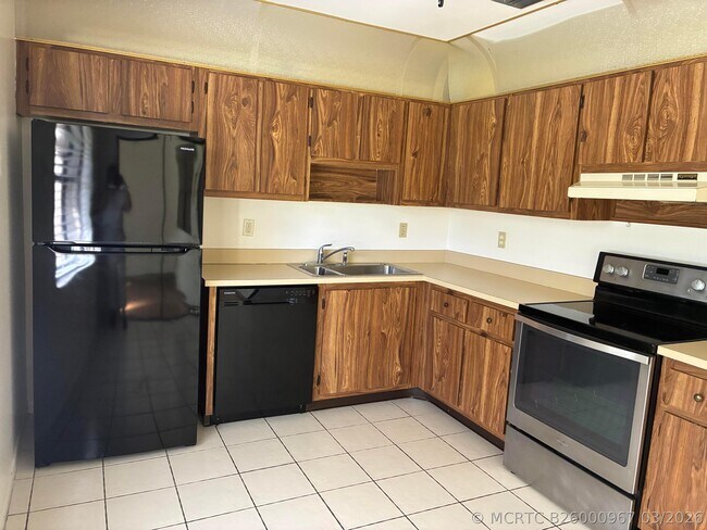 Building Photo - 1628 Palmland Dr