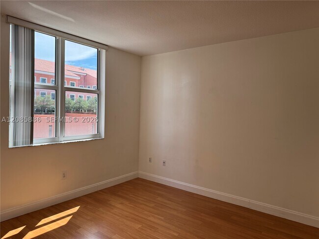 Foto del edificio - 2030 Douglas Rd