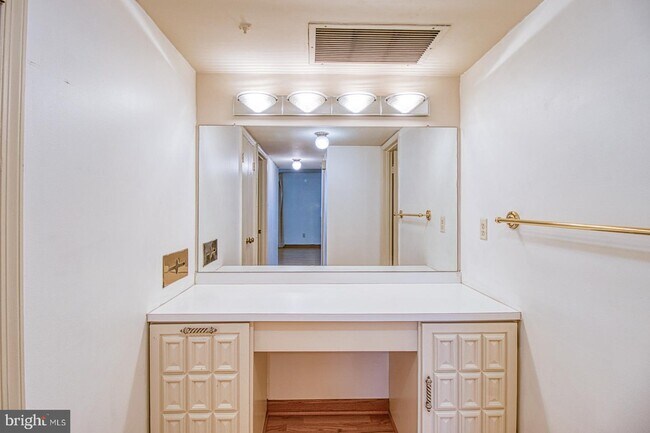 Building Photo - 1101 S Arlington Ridge Rd