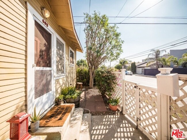 Building Photo - 608 7th Ave
