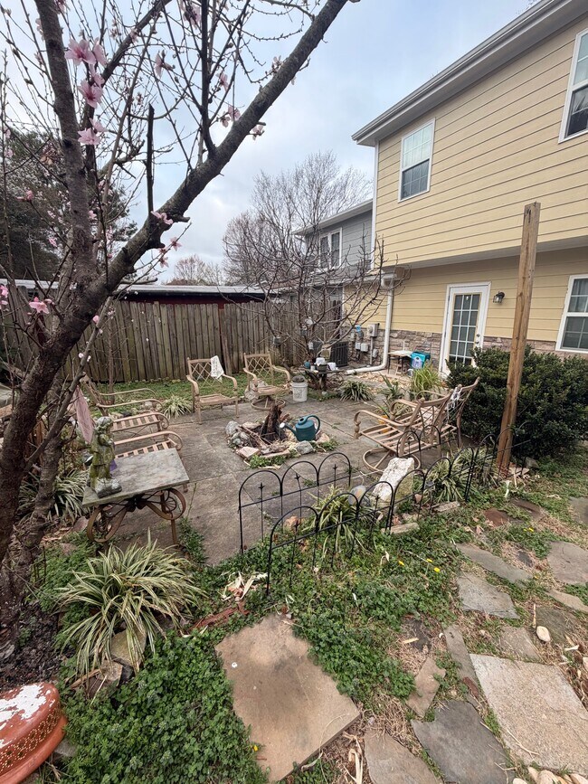 Foto del edificio - 3714 Pine Knoll Dr