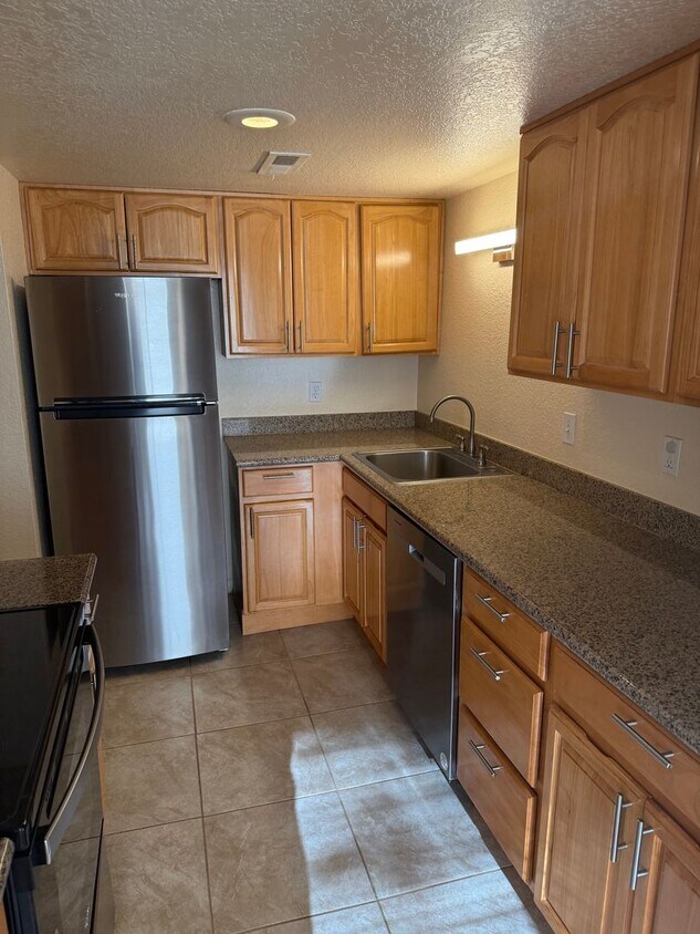 Foto principal - Beautiful 3 Bed/2 Bath Condo with 2 Parkin...