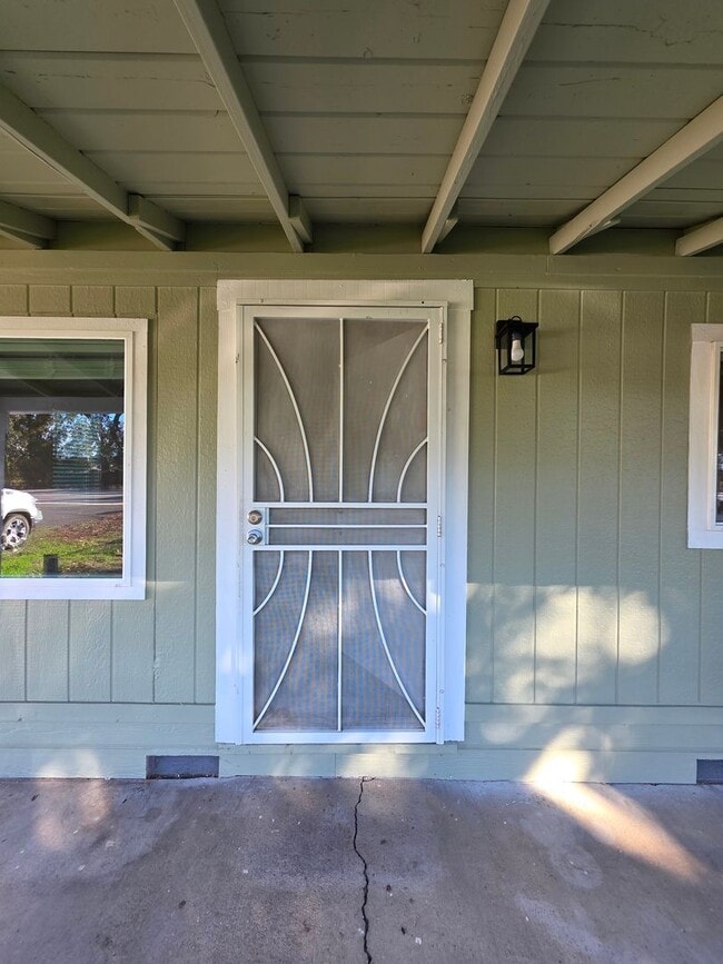 Building Photo - FULLY REMOELED 2 BED 1 BATH HOUSE READY NOW!