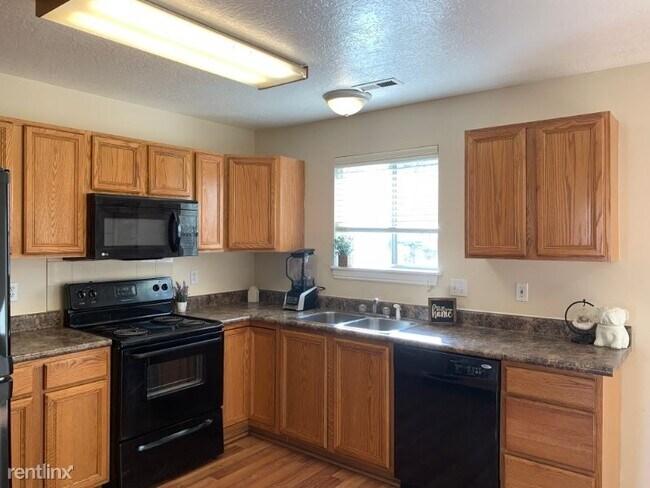 Building Photo - 3 br, 1 bath Townhome - 1015 S 900 E