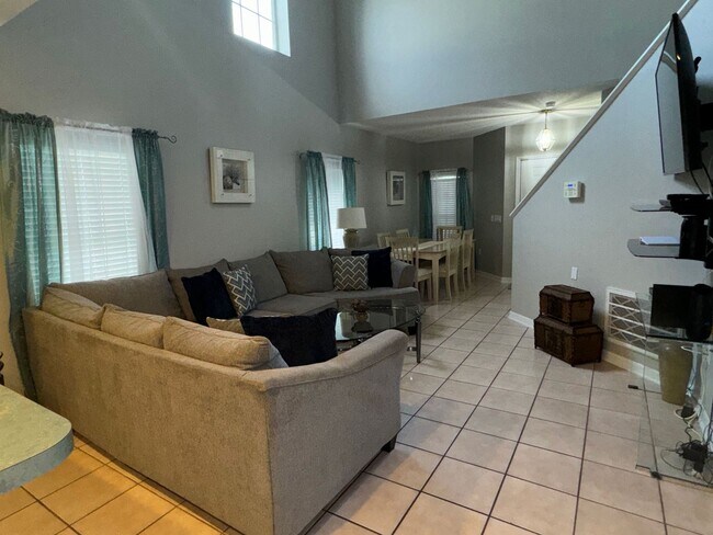Building Photo - Move In Ready Vacation Home! Pool and Lawn...