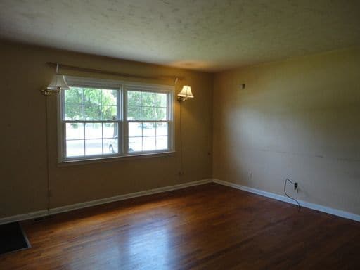 Building Photo - 5 Bedroom 3 Bath Centrally Located