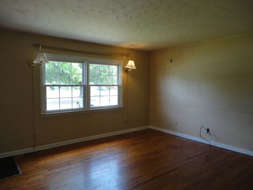 Foto del edificio - 5 Bedroom 3 Bath Centrally Located