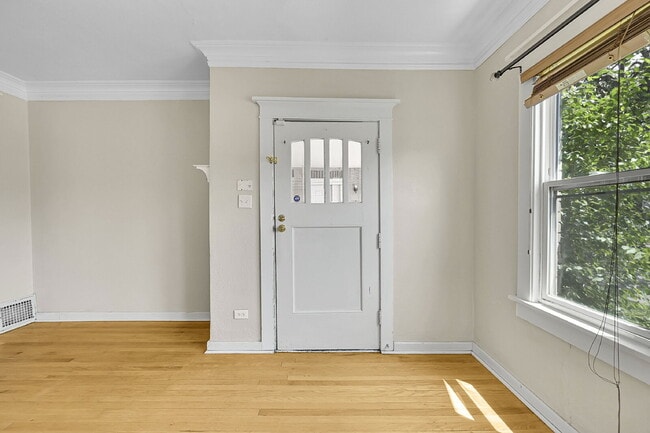 Building Photo - $3,400.00, 4 bed, 3 bed, located in Denver...