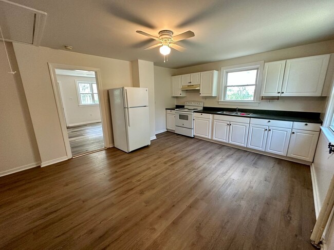 Building Photo - Newly Renovated 2 Bedroom 1 Bathroom Home ...