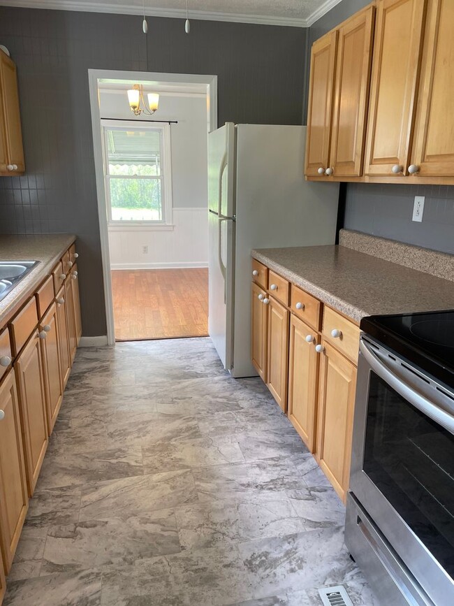 Foto del edificio - Updated High Point 3 Bedroom Across From B...