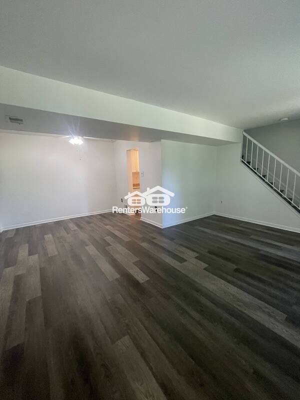 Building Photo - 8 King Henry Circle