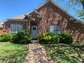 Building Photo - Room in House on Christopher Ln