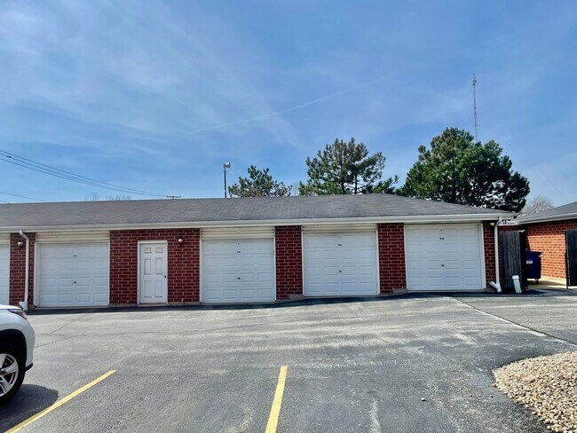 Building Photo - 16690 Liberty Cir