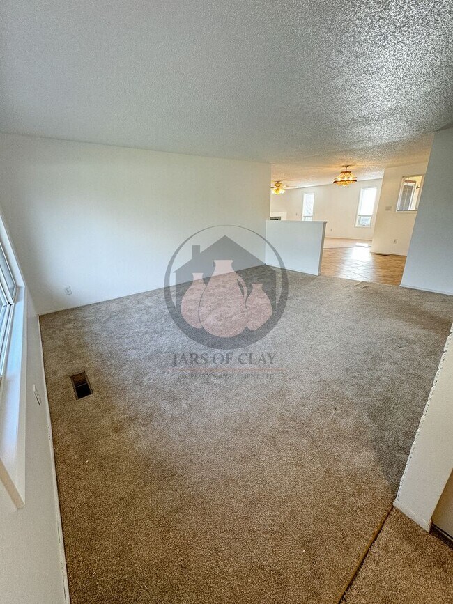 Building Photo - Single Level House Ready for move in!