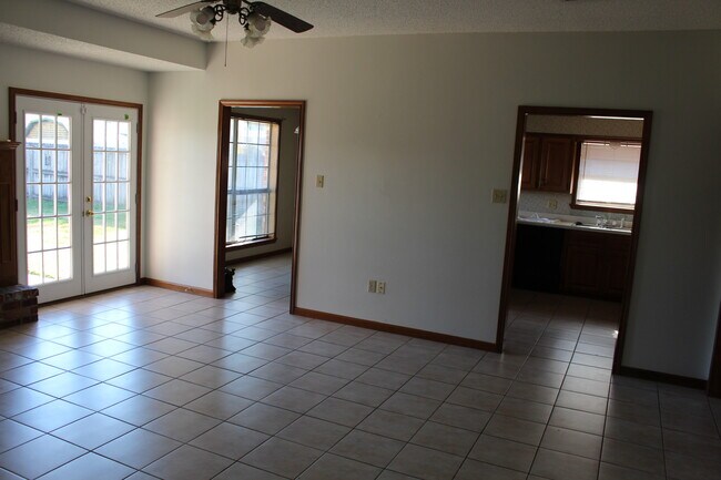 Spacious Kitchen & Breakfast area - 6853 Willie Lou Ave