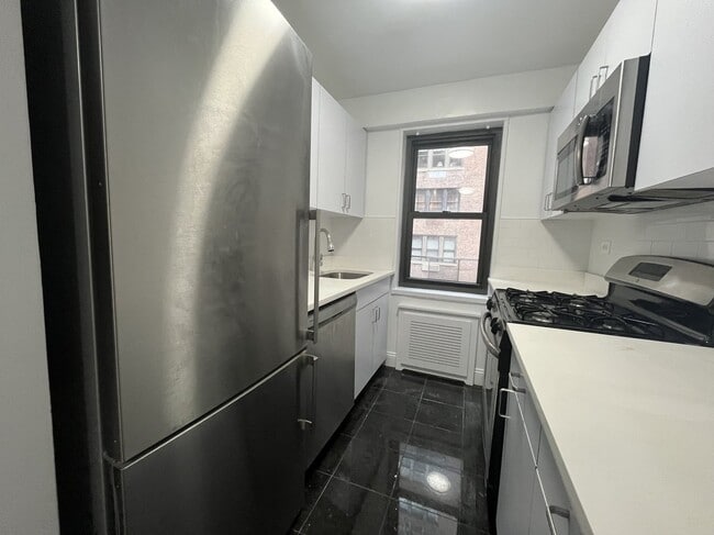 Building Photo - 405 E 56th St