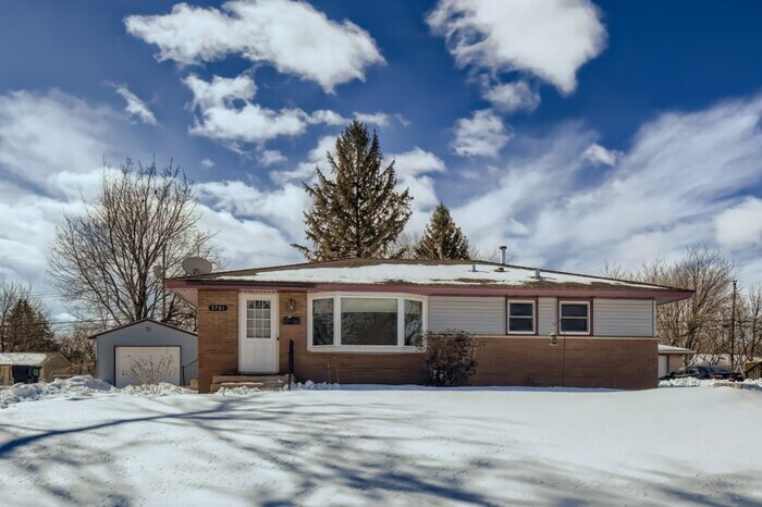 Foto principal - 3701 Woodbine Lane N, Brooklyn Center, MN,...