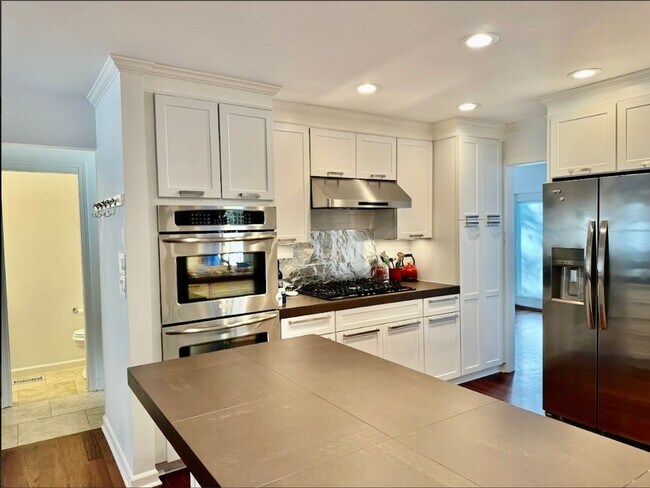 Foto del edificio - This Beautifully Remodeled 4 Bed 4 1/2 Bat...