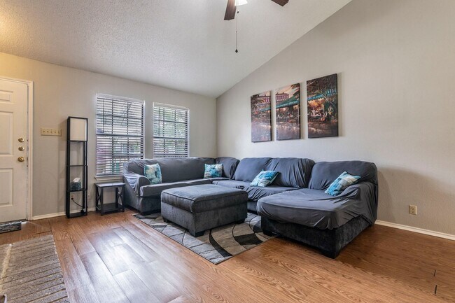 Foto del edificio - RENOVATED 3-BEDROOM IN NORTHWEST CROSSING
