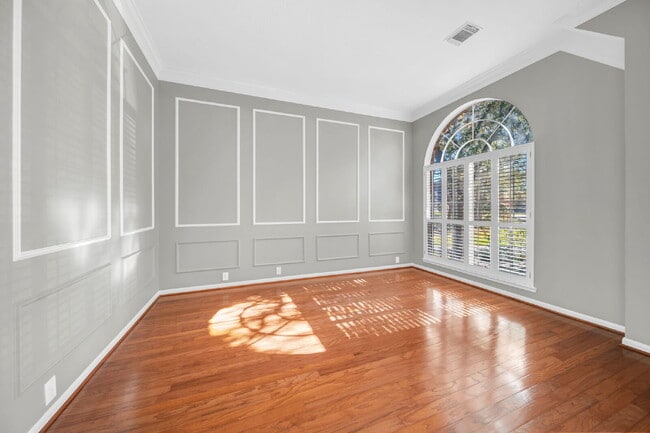 Building Photo - MOVE IN READY! Cream-of-the-crop location in the heart of the cul-de-sac!