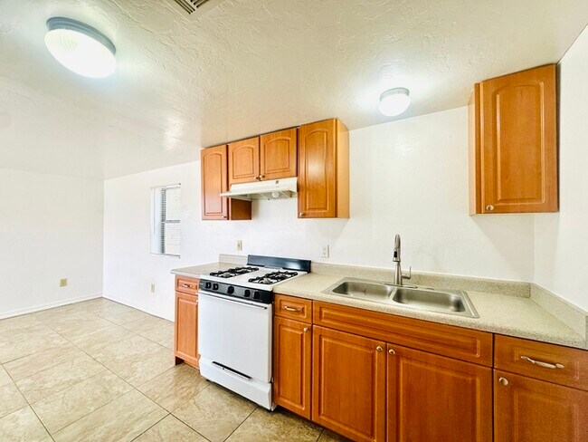 Building Photo - Cottage Style 1 Bedroom with Natural Light...