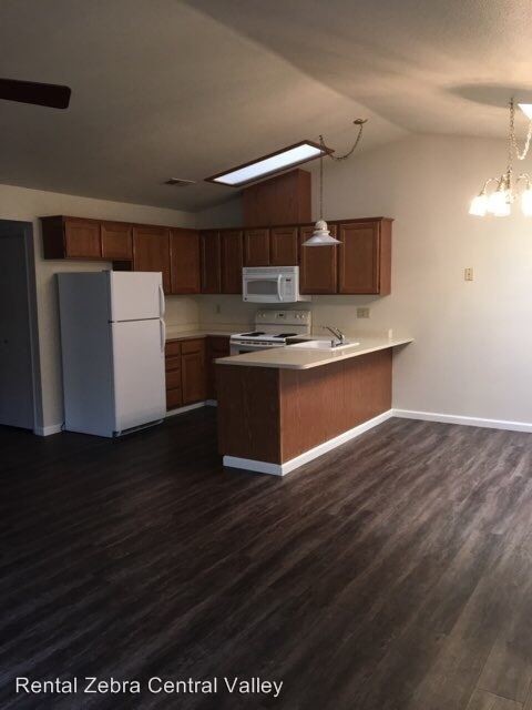 Building Photo - 3057 Queens Cir