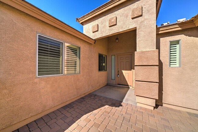Foto del edificio - 3 Bedroom + 2 Bathroom + 3-Car Split Garag...