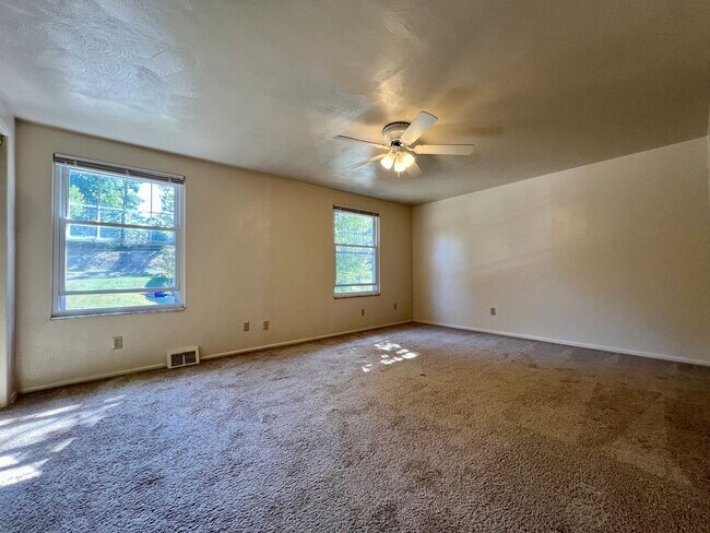 Foto del edificio - Lovely 2BR Townhome at Regency Place! Spacious Rooms -Attached Garage & Yard! Tour Today!