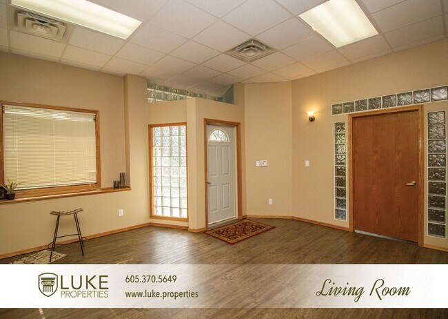 Building Photo - Large three bedroom apartment near downtow...