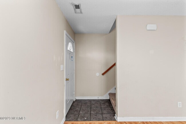 Building Photo - 303 Mann St