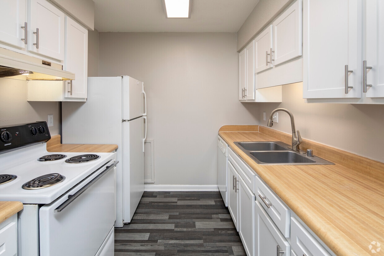 Dover Glen 2500 SW Spring Ave Decatur, AL Apartments for Rent in