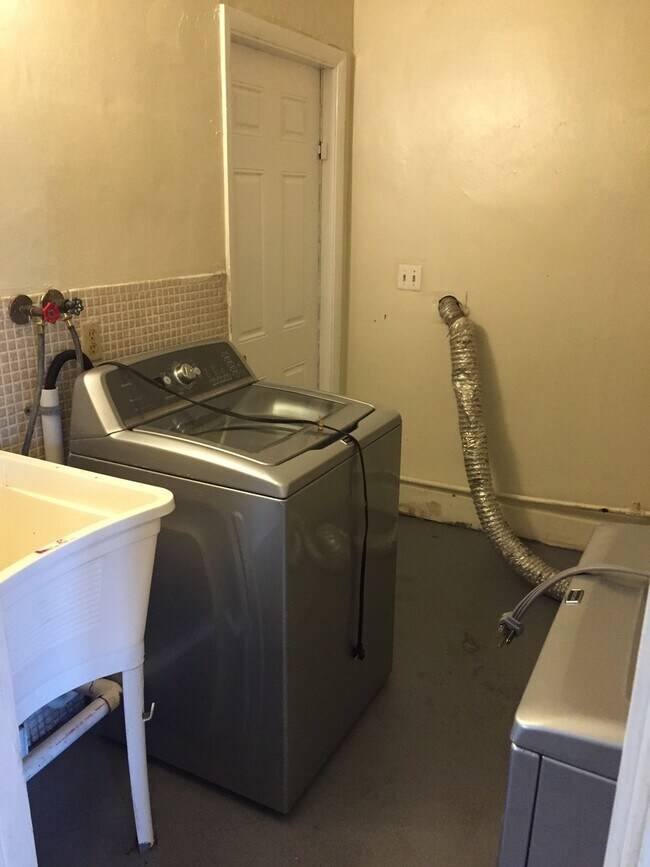 Foto del edificio - Large 3-1 house in the Manors  with big backyard and central air