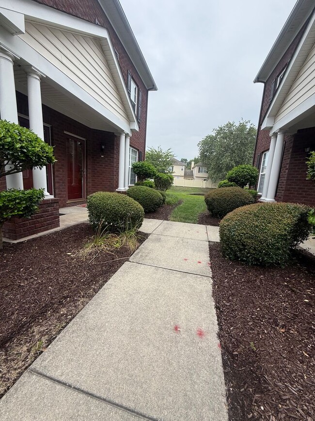 Building Photo - Lovely 2 Bedroom 2.5 Bathroom Located in V...
