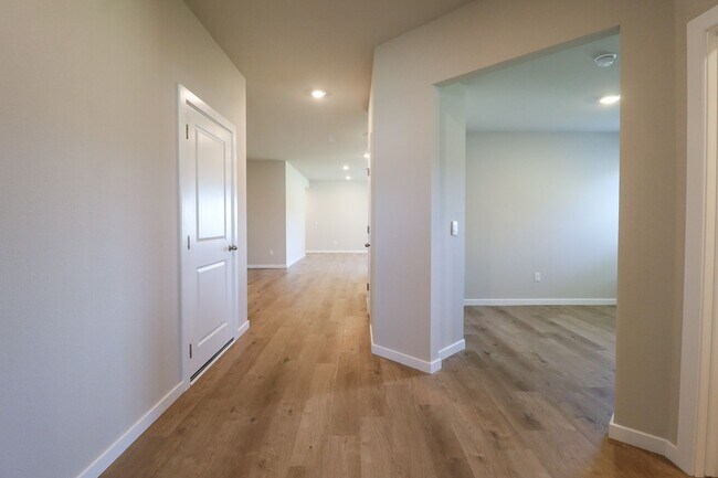 Foto del edificio - Move In Ready! New Construction 5 Bed 3 Bath DR Horton Home