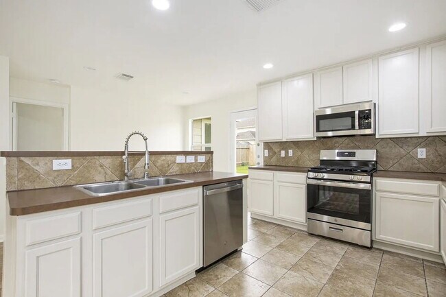Foto del edificio - 7719 Serene Wood Ln