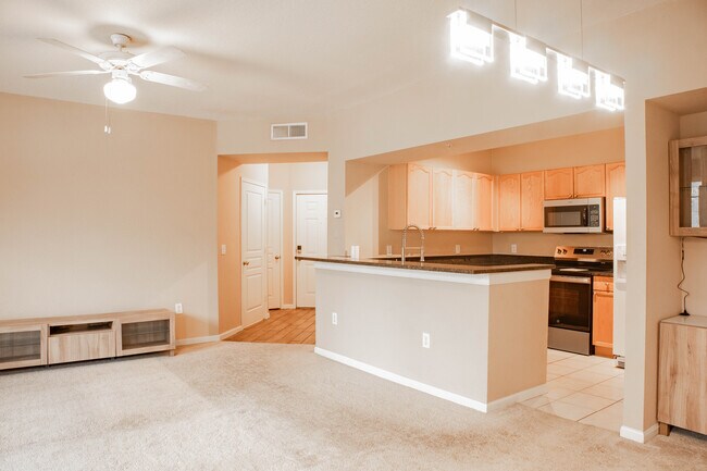 Sala de estar a la entrada principal - 5125 Palm Springs Blvd