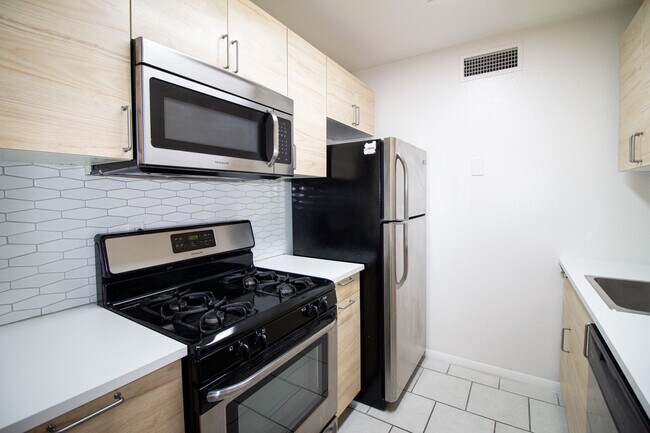 Foto del edificio - Gated Community 1 Bedroom — All Utilities Paid | First 4 Weeks Free