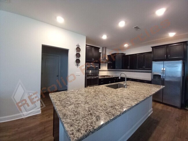 Building Photo - Gorgeous 4 Bedroom 3 Bathroom Home with 2 ...