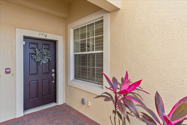 Building Photo - Gorgeous Light & Bright 3 Bedroom 2.5 Bath...