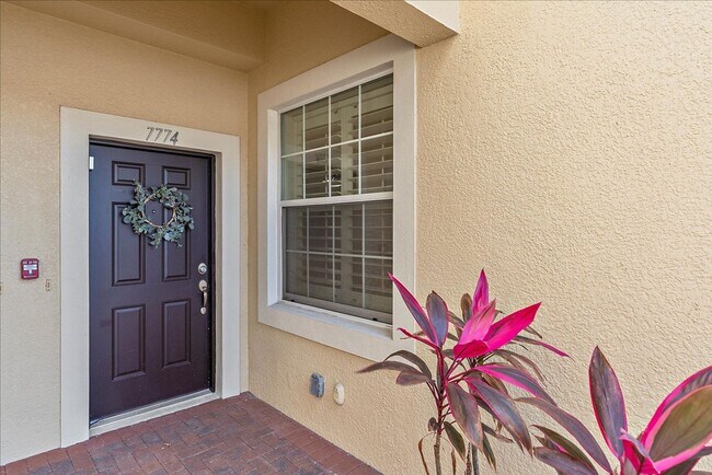 Foto del edificio - Gorgeous Light & Bright 3 Bedroom 2.5 Bath Townhome with Garage!!